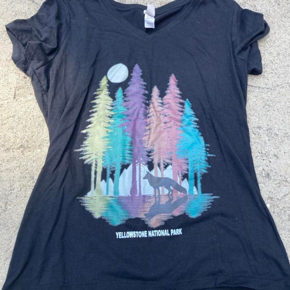 Yellowstone National Park black v-neck t-shirt with wolf and trees